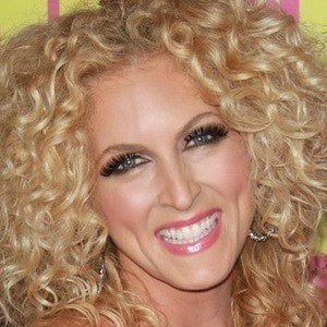 Kimberly Schlapman - Bio, Facts, Family | Famous Birthdays