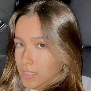 Julia Alves Profile Picture