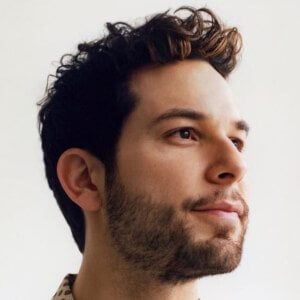 Skylar Astin Profile Picture