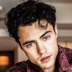 Darren Barnet Profile Picture