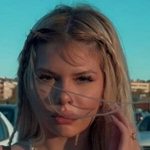elay Profile Picture