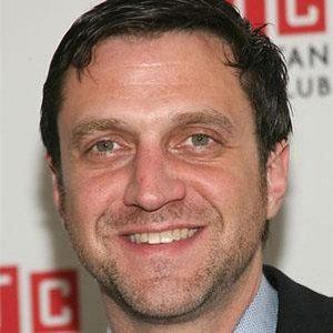 Raul Esparza Profile Picture