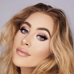 famousblonde Profile Picture