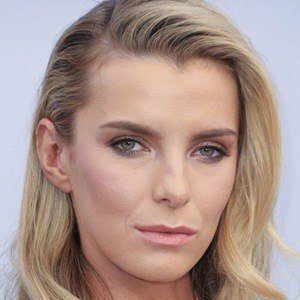 Betty Gilpin Profile Picture