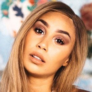 Eva Gutowski Profile Picture