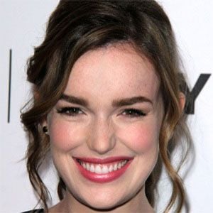 Elizabeth Henstridge Profile Picture