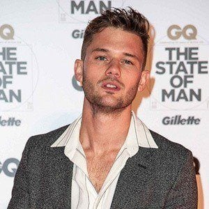 Jeremy Irvine Profile Picture