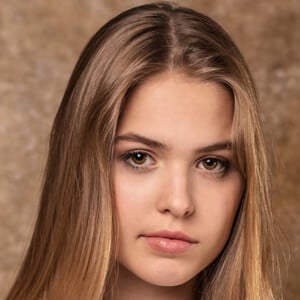 Emily Linge Profile Picture