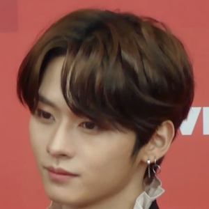 Lee Know - Age, Family, Bio | Famous Birthdays