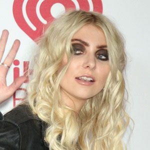 Taylor Momsen - Bio, Facts, Family | Famous Birthdays