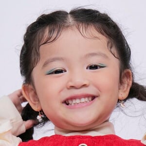 Thania Putri Onsu Profile Picture