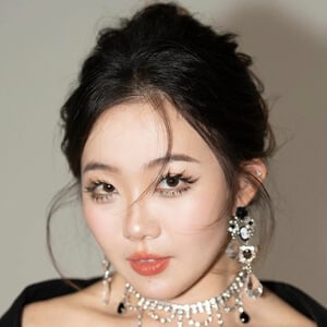 Rainie Tian Profile Picture
