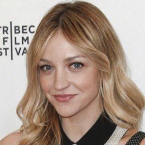 Abby Elliott Headshot 5 of 6