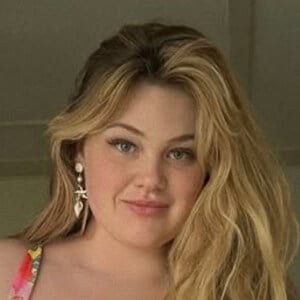 Adelina Manaut Headshot 4 of 10