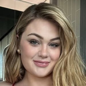 Adelina Manaut Headshot 6 of 10