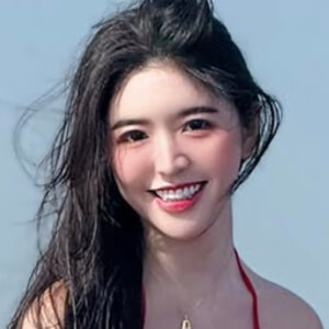 Angela Chong Headshot 5 of 6