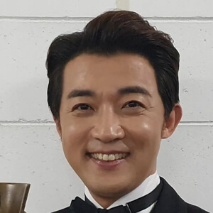 Ahn Jae-wook Headshot 5 of 6