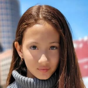 Alessandra Liu Headshot 9 of 16