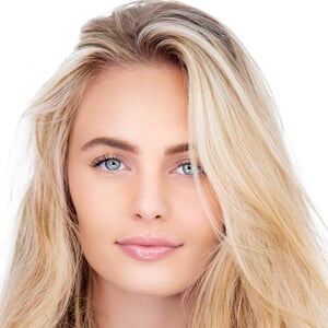 Alexa Serowik Headshot 7 of 9