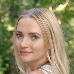 Alexandra Pullen Headshot 11 of 14