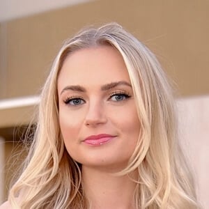 Alexandra Pullen Headshot 10 of 14