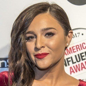 Alisan Porter Headshot 6 of 7