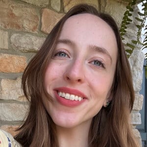 Alison Burke Headshot 4 of 5