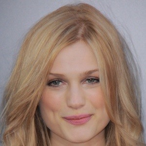 Alison Sudol Headshot 9 of 10