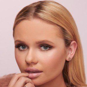 Alli Simpson Headshot 2 of 10