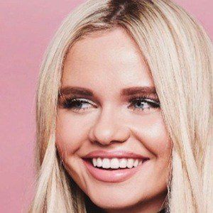 Alli Simpson Headshot 5 of 10