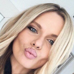 Alli Simpson Headshot 7 of 10