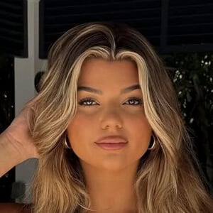 Allie Lynn Headshot 4 of 6
