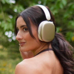 Ally Carter Headshot 4 of 5