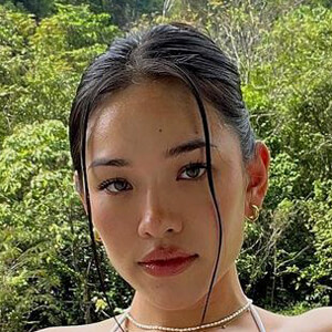 Alysia Loo Headshot 7 of 9