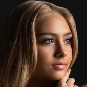 Alyssa Joy Headshot 7 of 10
