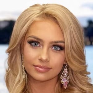 Alyssa Joy Headshot 8 of 10