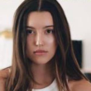 Alyssa Light Headshot 6 of 10