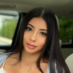 Amara Thomas Headshot 5 of 10