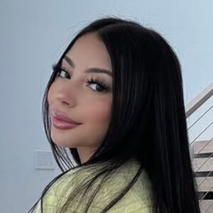 Amara Thomas Headshot 7 of 10
