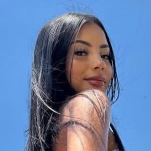 Amara Thomas Headshot 8 of 10