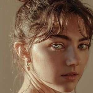 Amelia Zadro Headshot 2 of 10