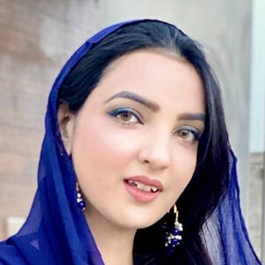 Amina Hussain Headshot 3 of 6