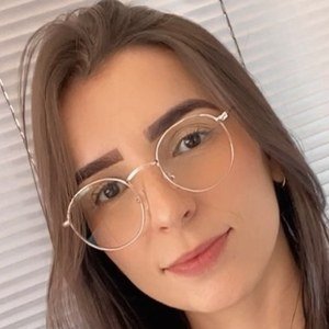 Ana Karoline Headshot