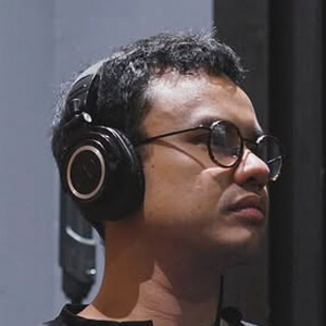 Ananta Vinnie Headshot 2 of 6