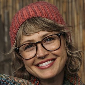 Andrea Mowry Headshot 9 of 10