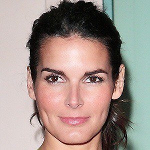Angie Harmon - Bio, Family, Trivia | Famous Birthdays