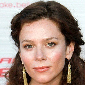 Anna Friel Headshot 5 of 10