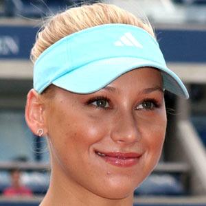 Anna Kournikova Headshot 9 of 10