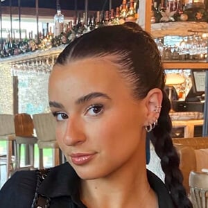 Anna Tomlinson Headshot 3 of 7