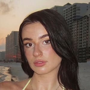 Anna Tomlinson Headshot 4 of 7